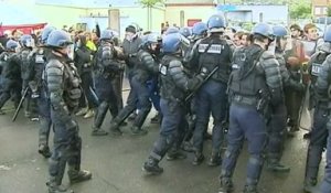 L'évacuation des grévistes au dépôt de carburant de Cournon d'Auvergne, en 42 secondes