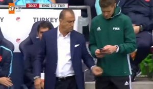 Il montre un hors jeu en replay sur mobile à l'arbitre de touche pendant un match de Football - Turquie vs Angleterre