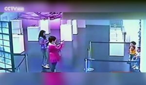 2 mamans filment leurs enfants déruisant une oeuvre d'art dans un musée en Chine