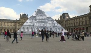 La Pyramide du Louvre, terrain de jeu de JR