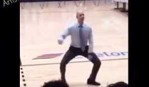 Le proviseur d'un lycée fait une démo de danse devant tous ses élèves !
