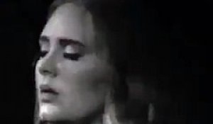 Adele oublie les paroles d'un de ses titres en plein concert - Regardez