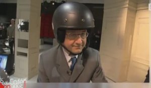 François Hollande, en scooter et casqué, arrivant sur un plateau télé
