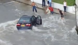 Elle met en danger de mort 4 hommes en voulant traverser une rue inondée avec sa voiture