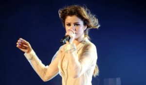 Selena Gomez surprise par ses Fans qui chantent tout lors d'un concert à Montréal