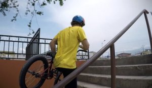 BMX - Adrénaline : Kenneth Tencio réalise une première, un backflip au-dessus d'escaliers