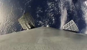 Atterrissage vu de la fusée Falcon 9 sur une barge en pleine mer