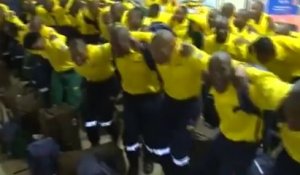 Des pompiers sud-africains dansent à leur arrivée au Canada