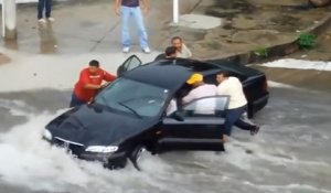 Une conductrice se retrouve coincée dans son véhicule lors d'importantes inondations