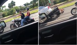 Une voiture roule sur une moto lors d'un road rage !