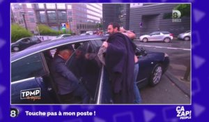 Cyril Hanouna, torse-nu, se frotte contre la voiture de Jean-Pierre Raffarin