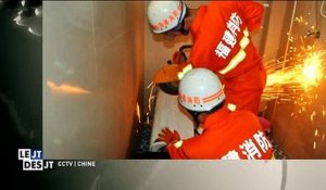 Chine : Un homme se coince la tête dans sa machine à laver ! Des pompiers viennent à son secours - Regardez