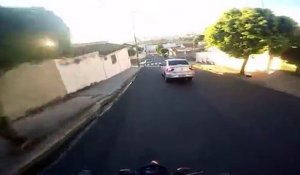 Instant karma pour un motard en colère