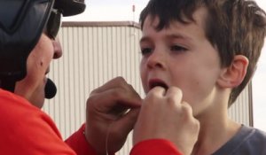 Un enfant se fait arracher une dent de lait grâce à un hélicoptère