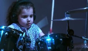 À seulement 5 ans, elle joue de la batterie comme une professionnelle. Wow !