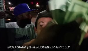 Ivre il croise R.Kelly et lui demande de chanter en pleine rue