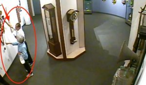 Un homme détruit une horloge inestimable dans un musée !