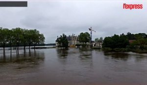 Le château de Chambord cerné par les eaux