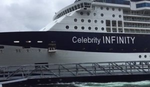 Le bateau de croisière Celebrity Infinity rate son accostage