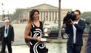 Roland-Garros - Muguruza présente son trophée à Paris