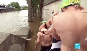 Des nageurs sautent dans la Seine en crue - Inondations à Paris - Juin 2016