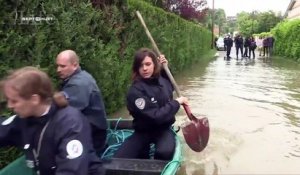 Fail : Trois policiers sur une barque dans les inondations (Sept à Huit Life)
