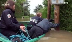 Des policiers sur un bateau pendant les inondations