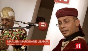 Le maâlem Marouane Lbahja joue "Weld al nour" - Festival Gnaoua à Essaouira, Maroc
