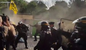 Affrontements entre manifestants et policiers devant le meeting du PS sur la loi Travail