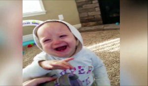 Un bébé plié de rire à cause de chaussures qui puent