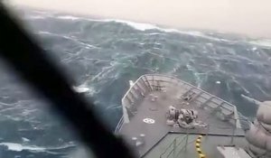 Impressionnant : un bateau militaire lutte contre de terribles vagues