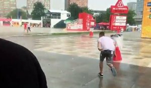 Un supporter tacle ses amis sous la pluie (Euro 2016)