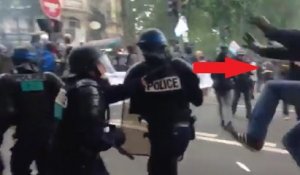 Un manifestant frappe violemment un policier dans le dos