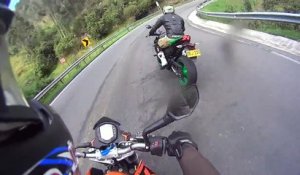 Un cycliste double deux motards