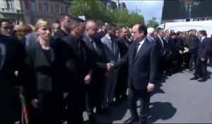 Un policer refuse de serrer la main du président Hollande et du premier ministre Valls pendant la cérémonie hommage aux 2 policiers abattu