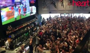 Quand les anglais marquent, les supporters jettent leurs bières !