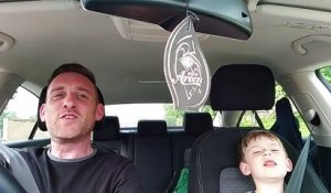 Ce papa et son fils se lâchent sur un titre Frank Sinatra dans la voiture. Un super duo !