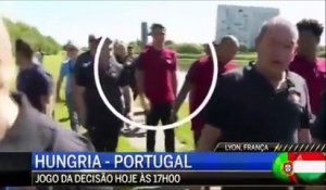 Cristiano Ronaldo en colère balance le micro d'un journaliste à l'eau