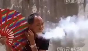 Ce maitre kung-fu enflamme de la sciure avec sa bouche