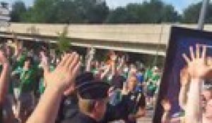 Euro 2016 : Les supporters irlandais font danser des policiers français