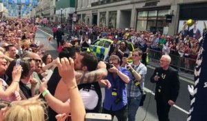 Un policier fait un demande en mariage pendant la Gay Pride de Londres