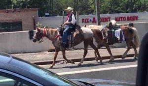 Un cowboy se promène à cheval sur l'autoroute et crée d'horribles bouchons