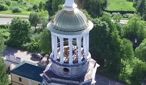 Un couple en pleine action interrompu par un touriste en haut d'un clocher d'église en Russie