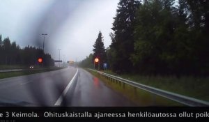 Sur une autoroute de Finlande, un élan est percuté violemment