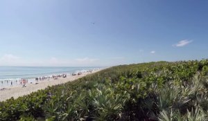 Lancement d'une fusée Atlas V par la Nasa filmé d'une plage