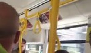 Des jeunes racistes sans prennent à un homme dans un tram de Manchester