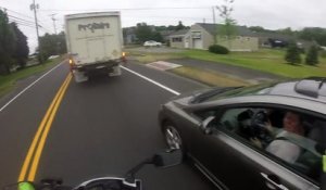 Un motard se venge d’une dangereuse conductrice