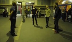 Superbe chant Islandais dans un hall de Gare en Allemagne