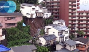 Chute d'une maison après un glissement de terrain au Japon