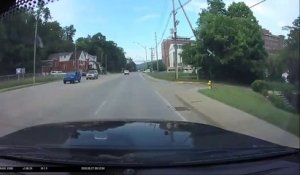 Ce chauffeur évite de justesse une Jeep qui va lui couper la route